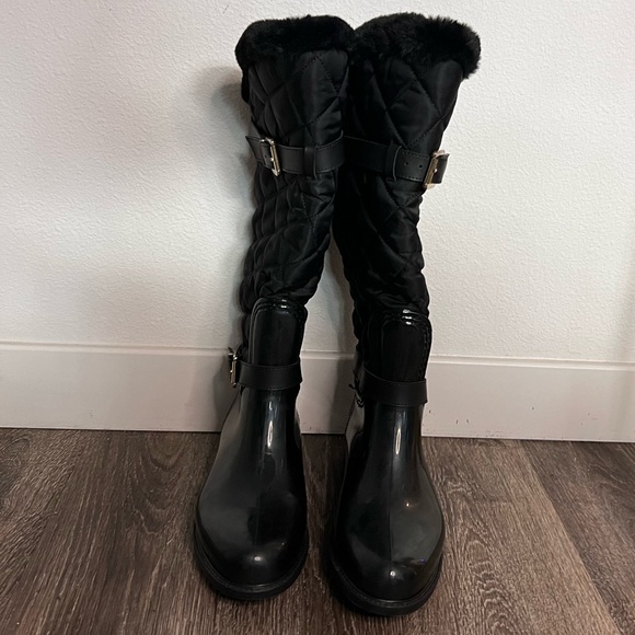 GUESS Women's Quilted Nylon Rainboots - Picture 4 of 8